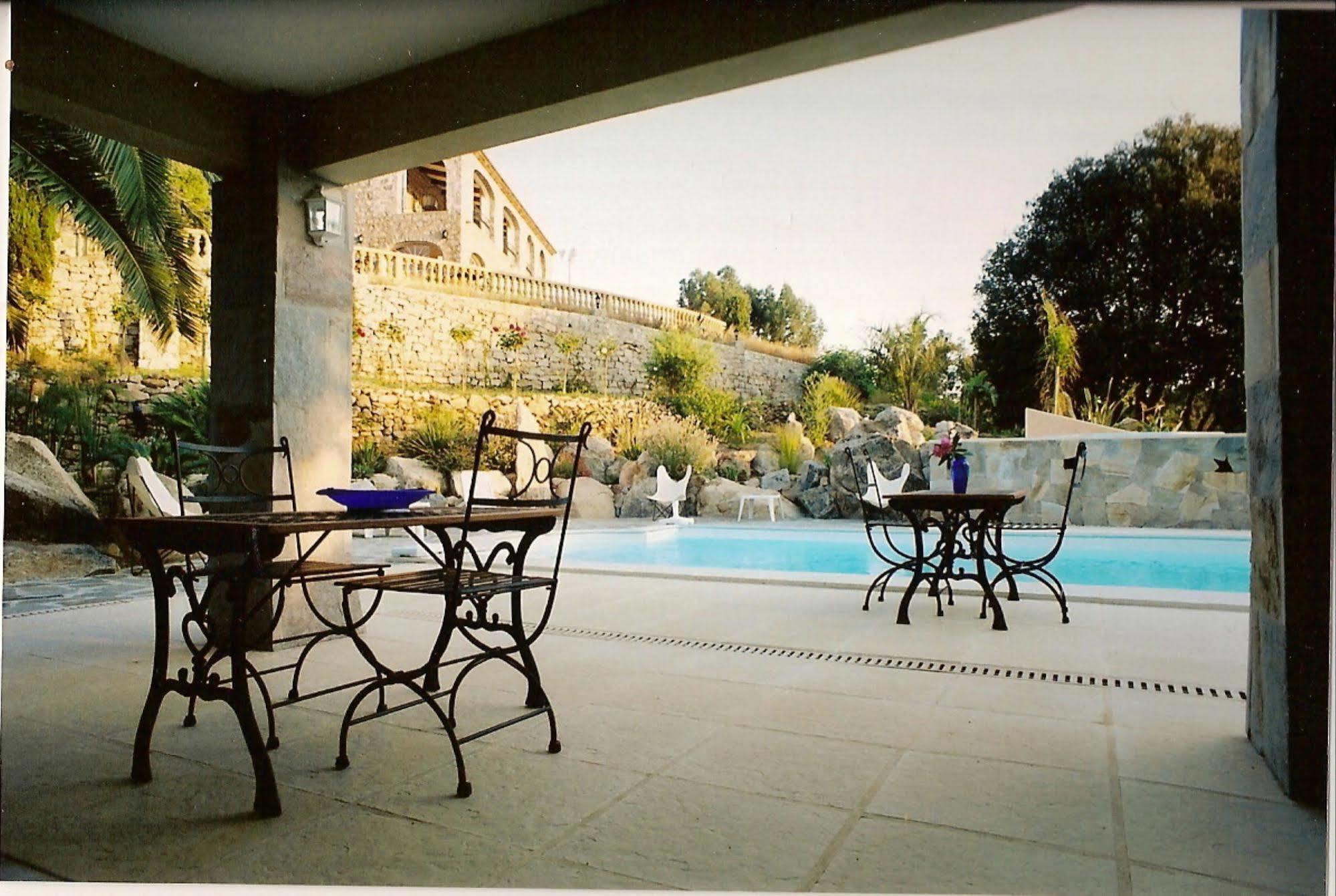 לינה וארוחת בוקר קאלבי The Manor מראה חיצוני תמונה