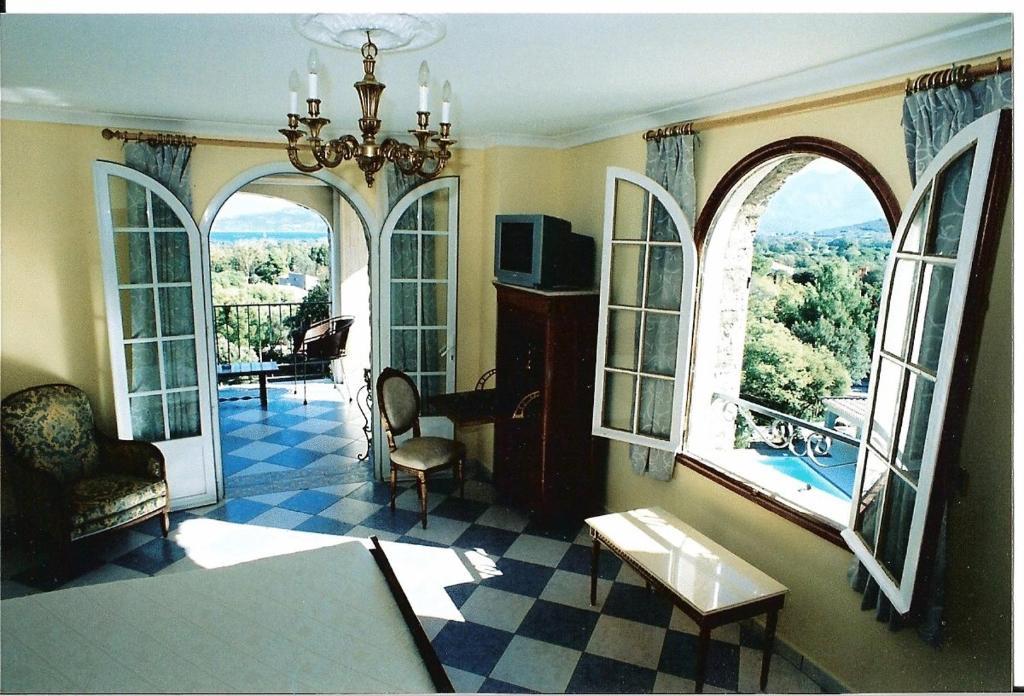 לינה וארוחת בוקר קאלבי The Manor מראה חיצוני תמונה